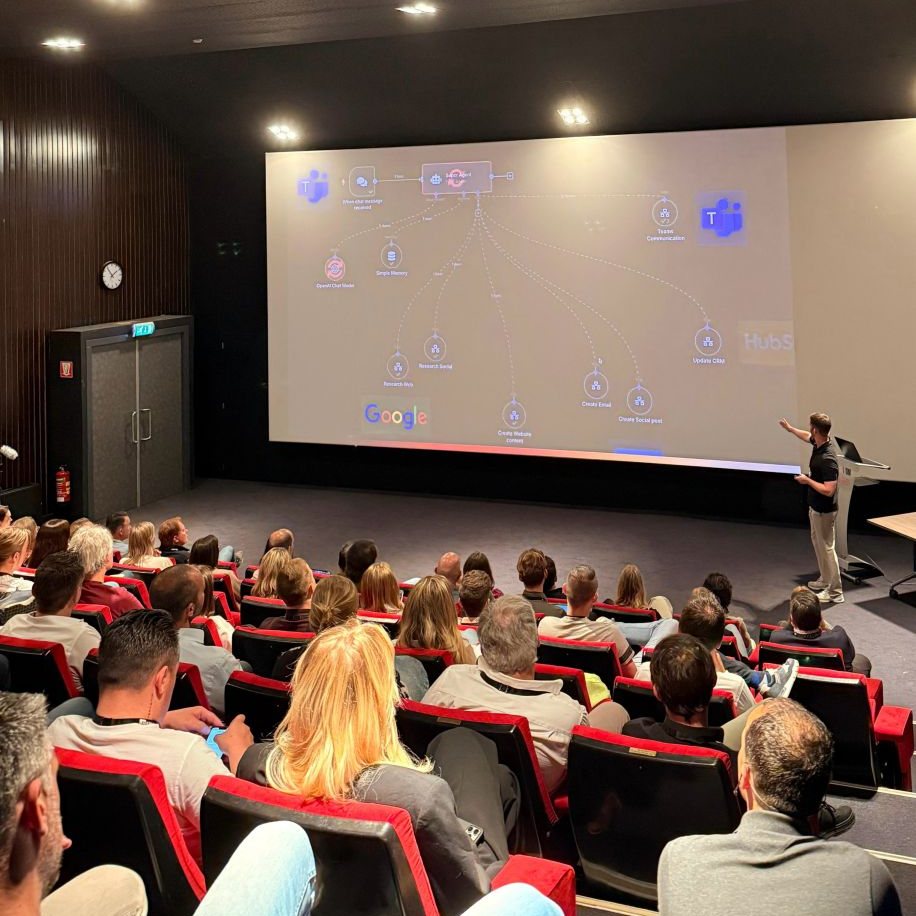 Johan Deddens geeft een presentatie over AI-agents voor een volle zaal