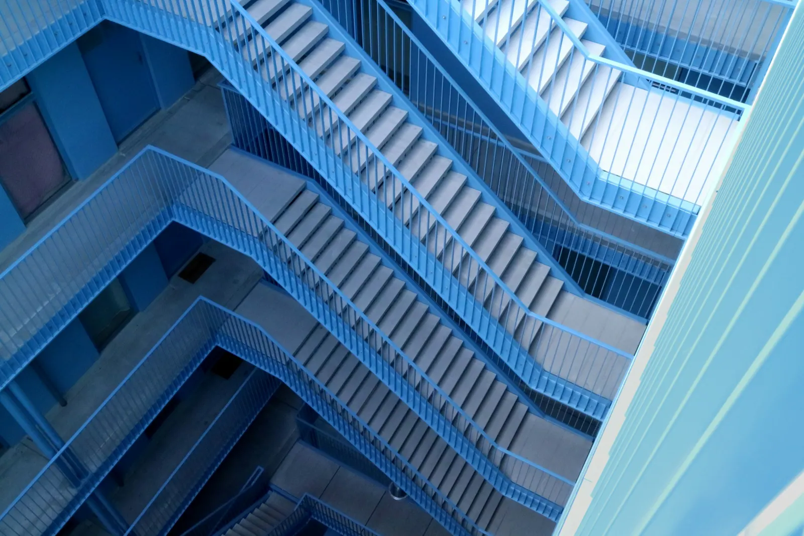 Blauwe trappen in een gebouw op Strijp-S
